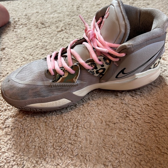 Basketball shoes. Nike Kyrie infinity Size 6.5 men’s and 8 women’s. - Picture 3 of 6